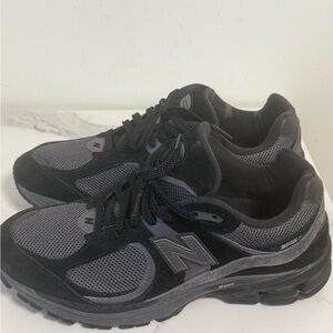 New Balance Men's Black and Dark Gray Sneakers 2002r